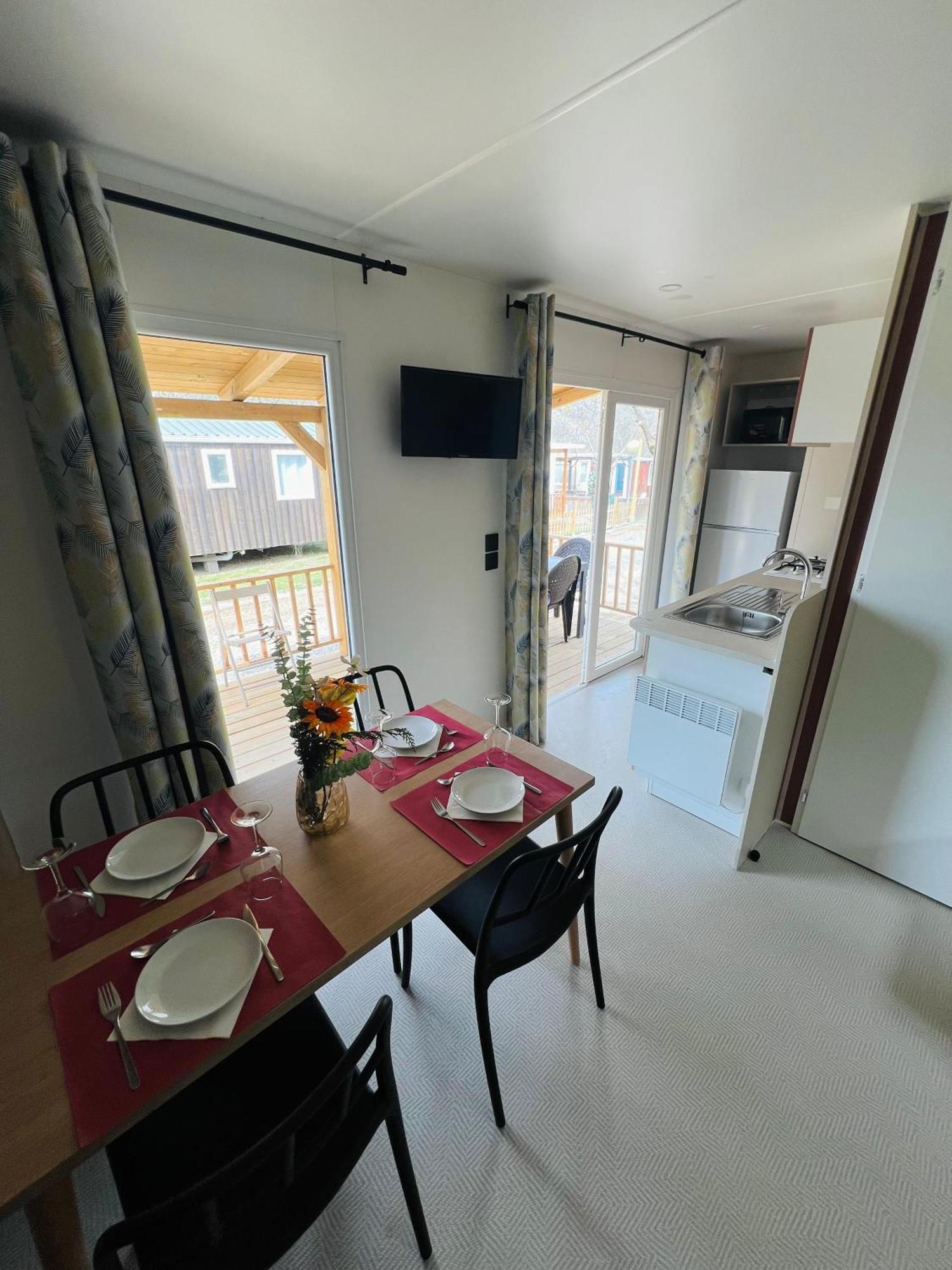 Camping Oliana Buitenkant foto